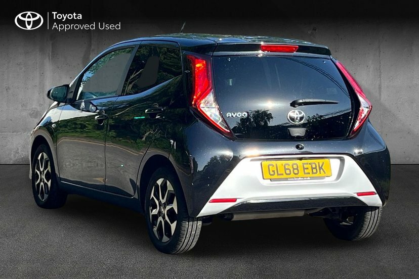 Toyota Aygo 1.0 Vvt-i X-plore Hatchback 71 GL68EBK Black #3