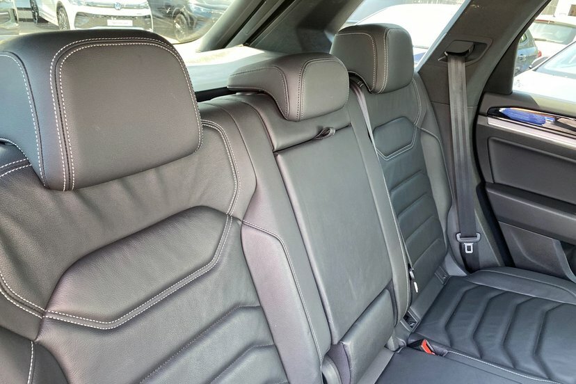 Volkswagen Touareg 3L R-line Tech White #35