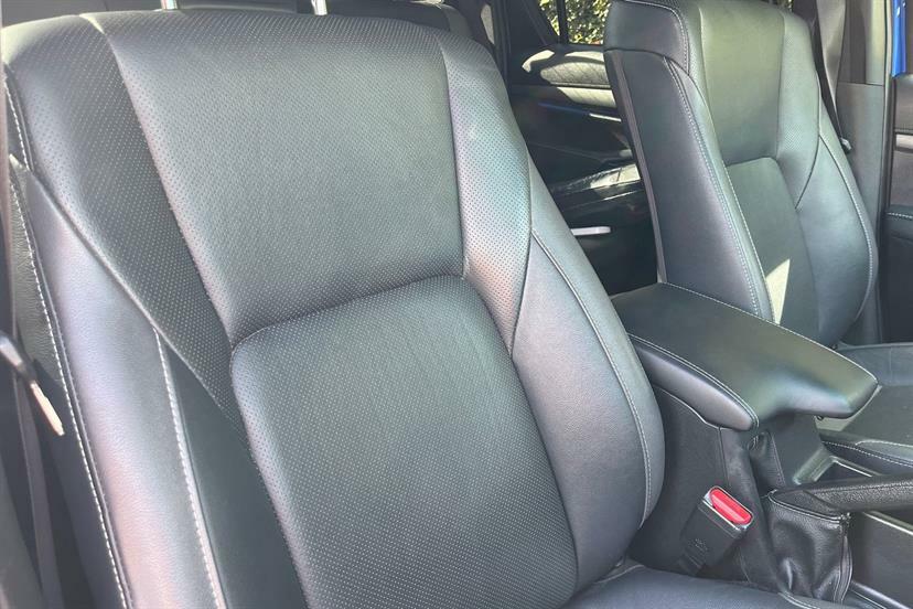 Toyota HILUX 2.8 Invincible X 4Wd D-4d Dcb 202 Bhp Blue #31