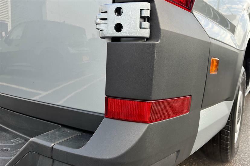 Volkswagen Crafter Panel Van Commerce Plus Mwb 140 Ps 2.0 Tdi 6Sp Man Silver #15
