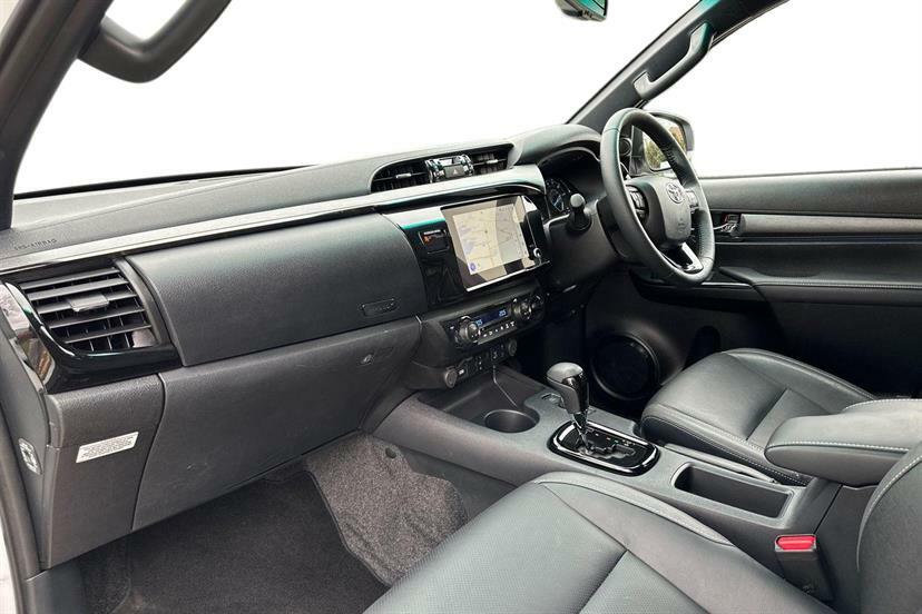Toyota HILUX Invincible X Dcab Pick Up 2.8 D 48V White #2