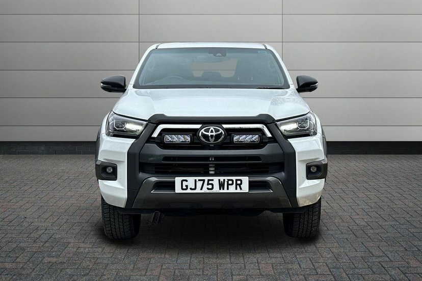 Toyota HILUX 2.8 D-4d-h Invincible X Pickup Hybrid A GJ75WPR White #6