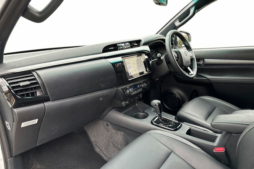 Toyota HILUX 2.8 D-4d-h Invincible X Pickup Hybrid A GJ75WPR White