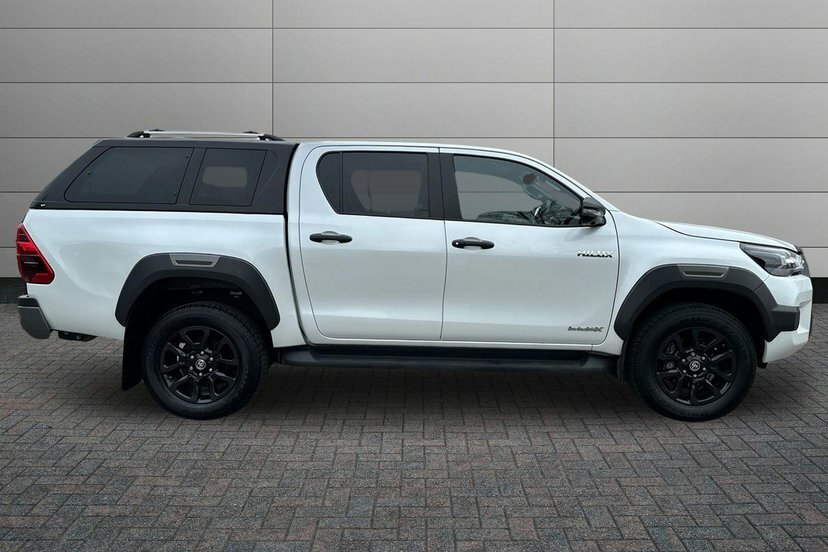 Toyota HILUX 2.8 D-4d-h Invincible X Pickup Hybrid A GJ75WPR White #3