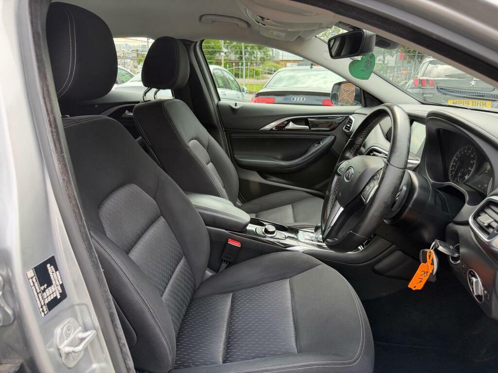 Infiniti Q30 2017 17 1.5D Grey #35