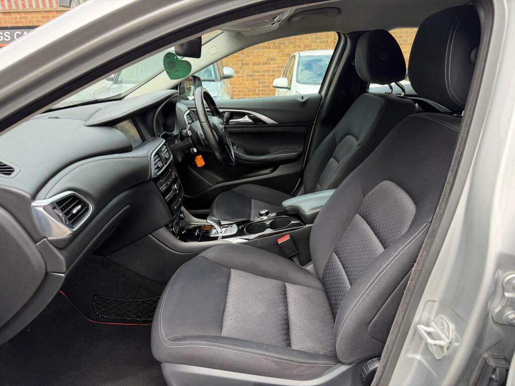 Infiniti Q30 2017 17 1.5D Grey #45