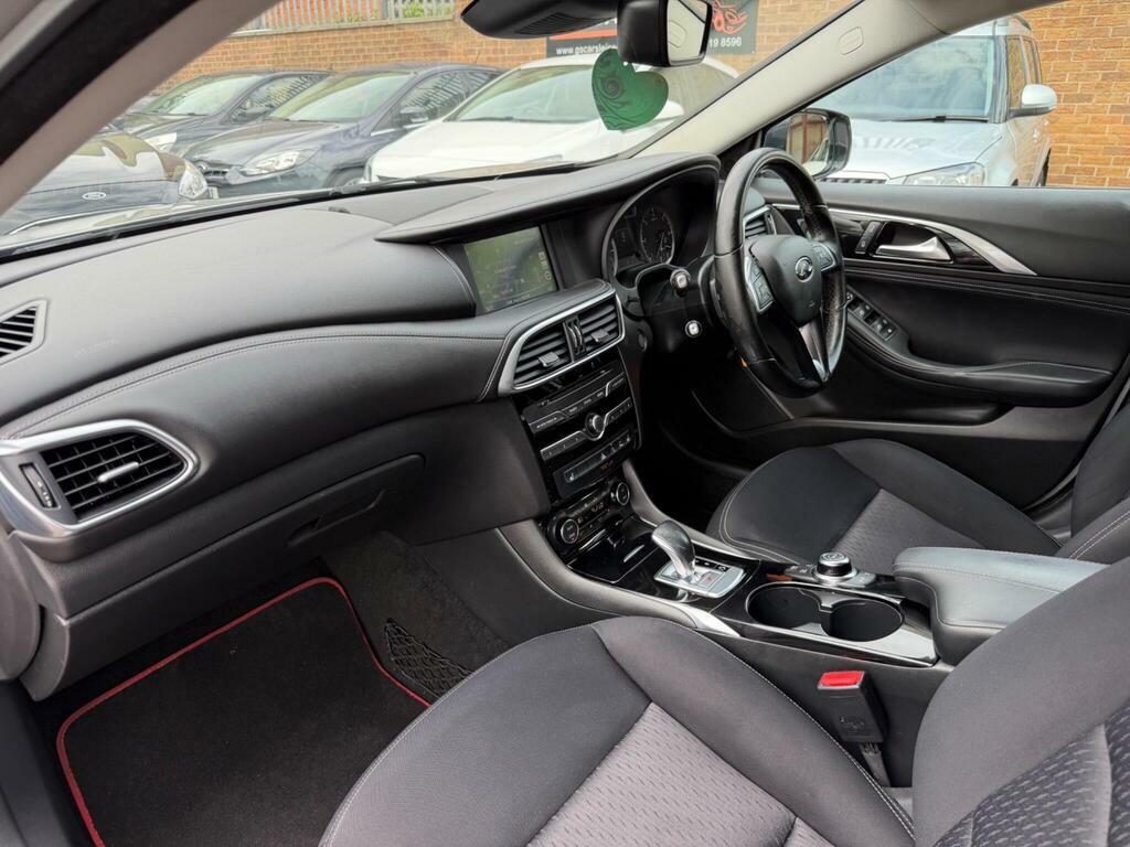 Infiniti Q30 2017 17 1.5D Grey #48