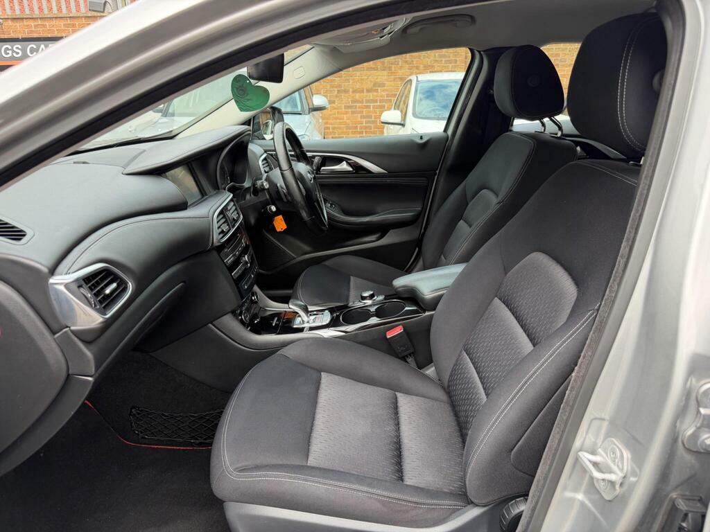 Infiniti Q30 2017 17 1.5D Grey #44
