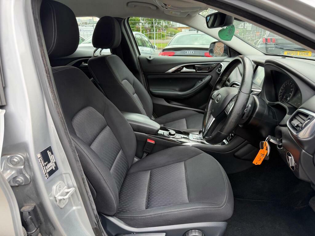 Infiniti Q30 2017 17 1.5D Grey #61