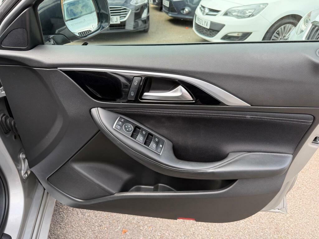 Infiniti Q30 2017 17 1.5D Grey #40