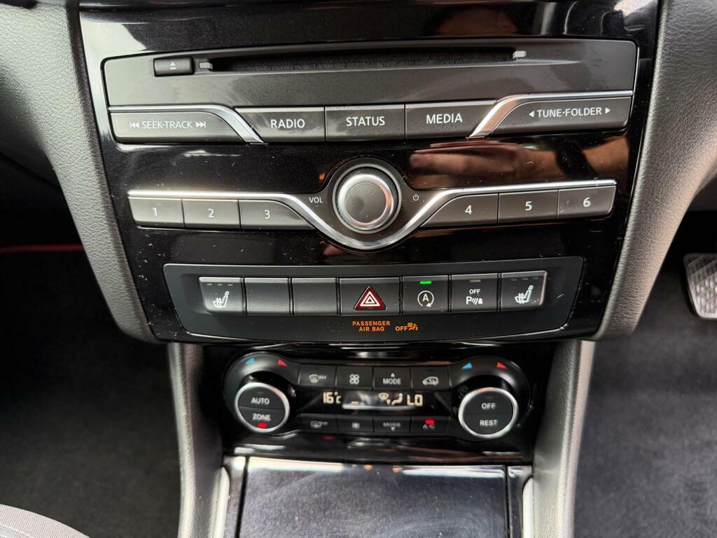 Infiniti Q30 2017 17 1.5D Grey #42