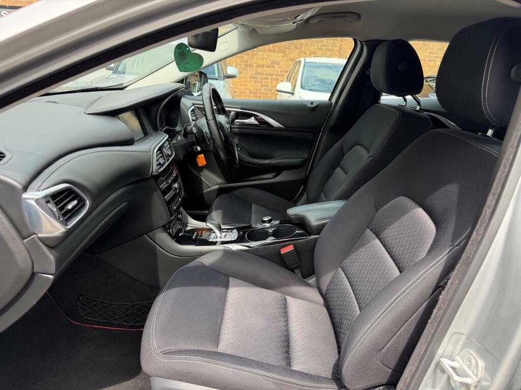 Infiniti Q30 2017 17 1.5D Grey #28