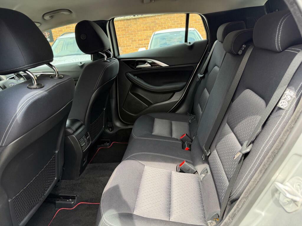 Infiniti Q30 2017 17 1.5D Grey #31