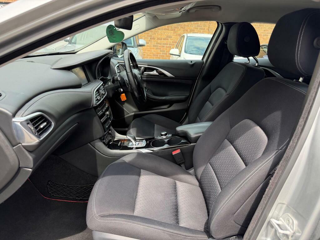 Infiniti Q30 2017 17 1.5D Grey #23