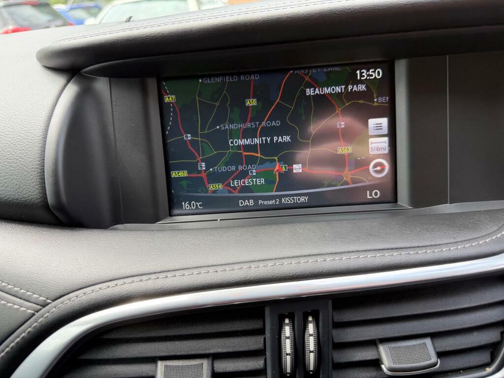 Infiniti Q30 2017 17 1.5D Grey #43