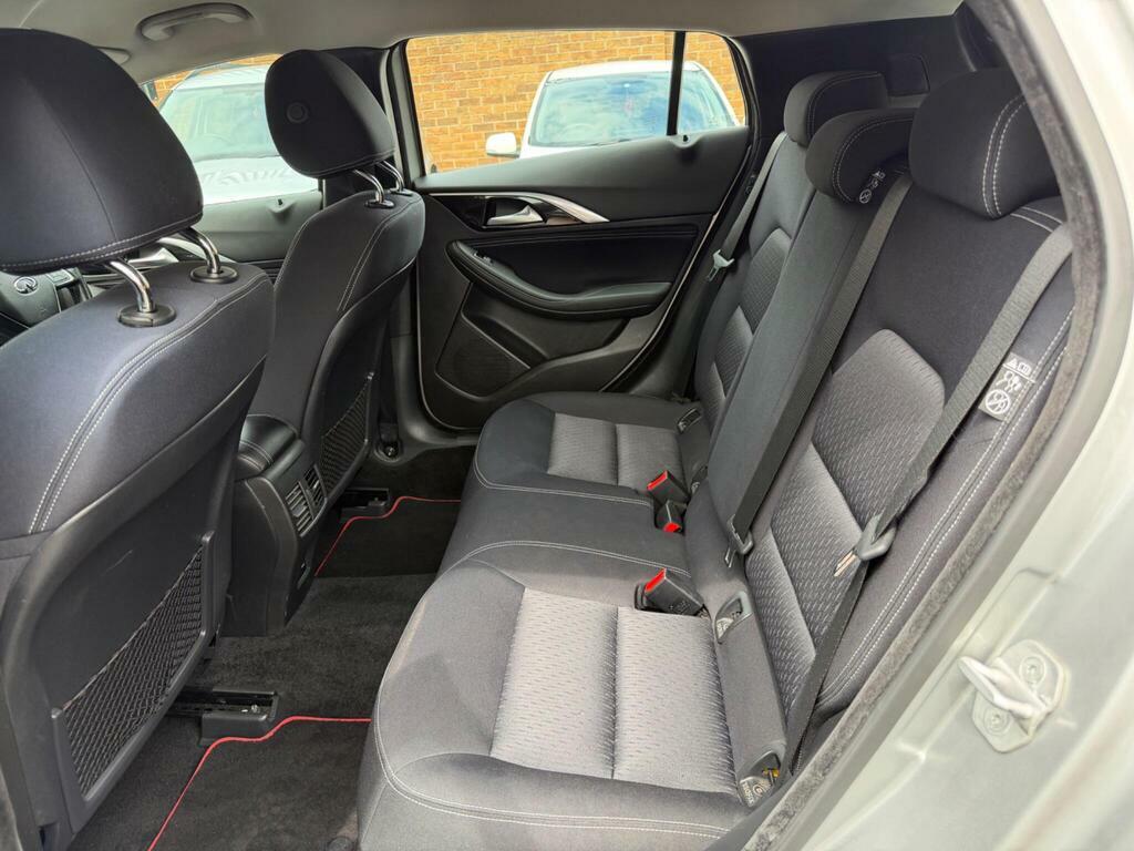 Infiniti Q30 2017 17 1.5D Grey #46