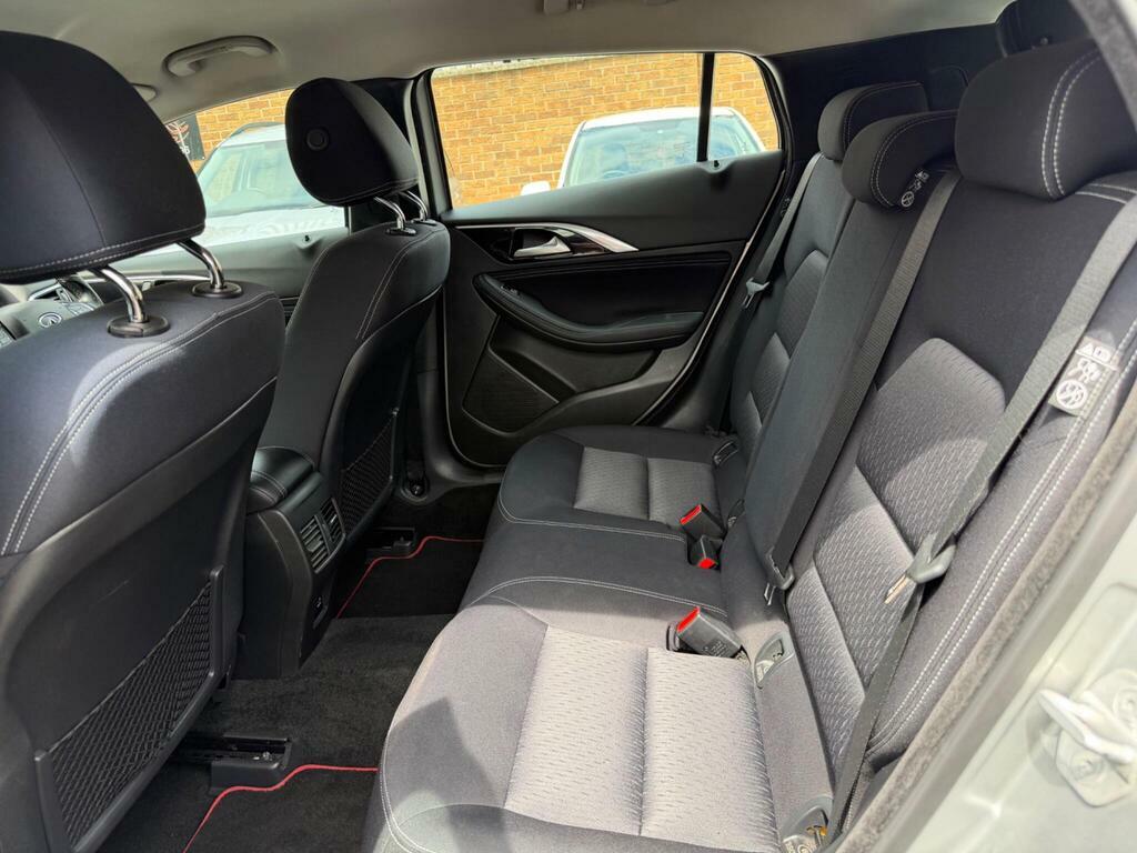 Infiniti Q30 2017 17 1.5D Grey #26
