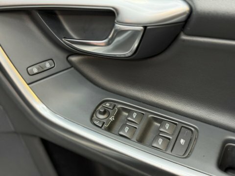 Volvo V60 2L R-design Nav White #32