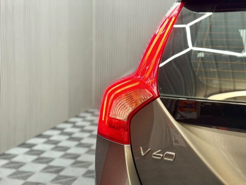 Volvo V60 2L R-design Nav White #25