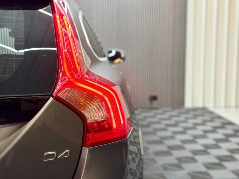 Volvo V60 2L R-design Nav White #26
