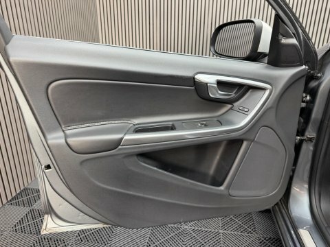 Volvo V60 2L R-design Nav White #47