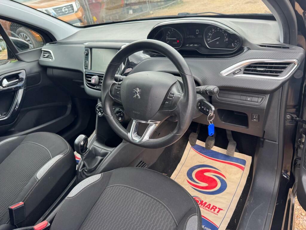 Peugeot 208 Active Black #35