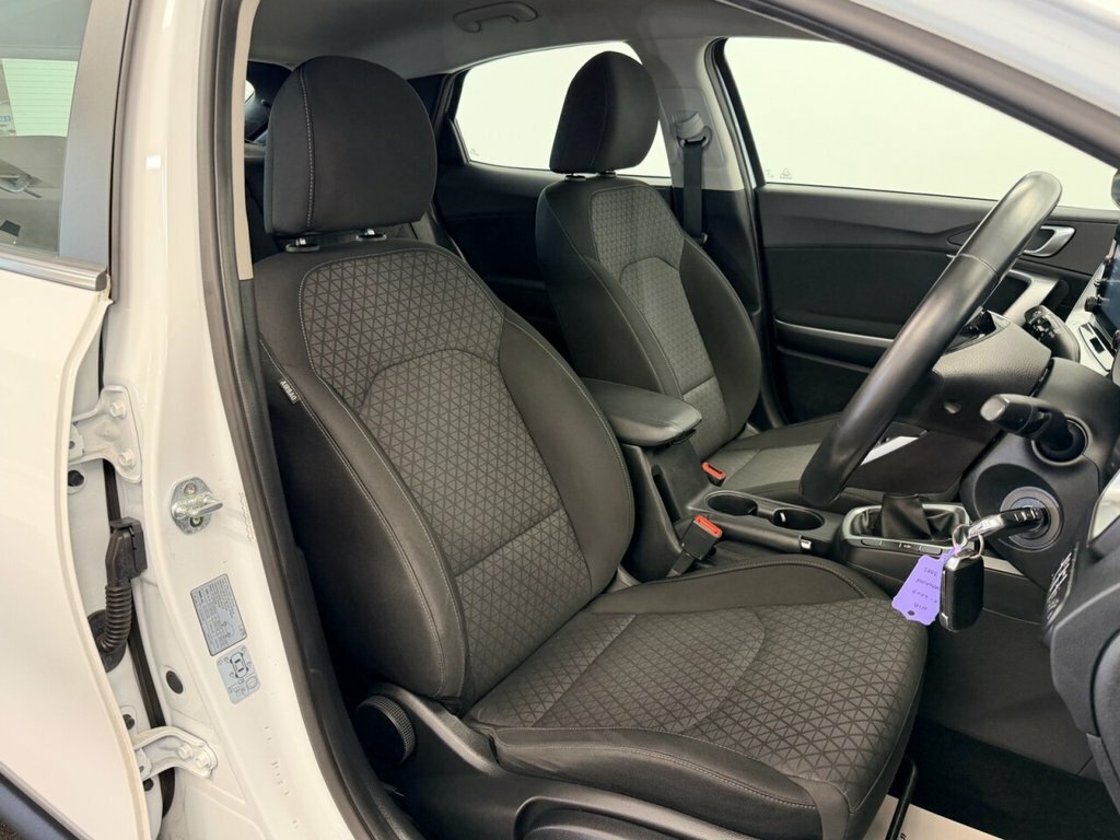 Kia Xceed Suv AYZ3085 White #3