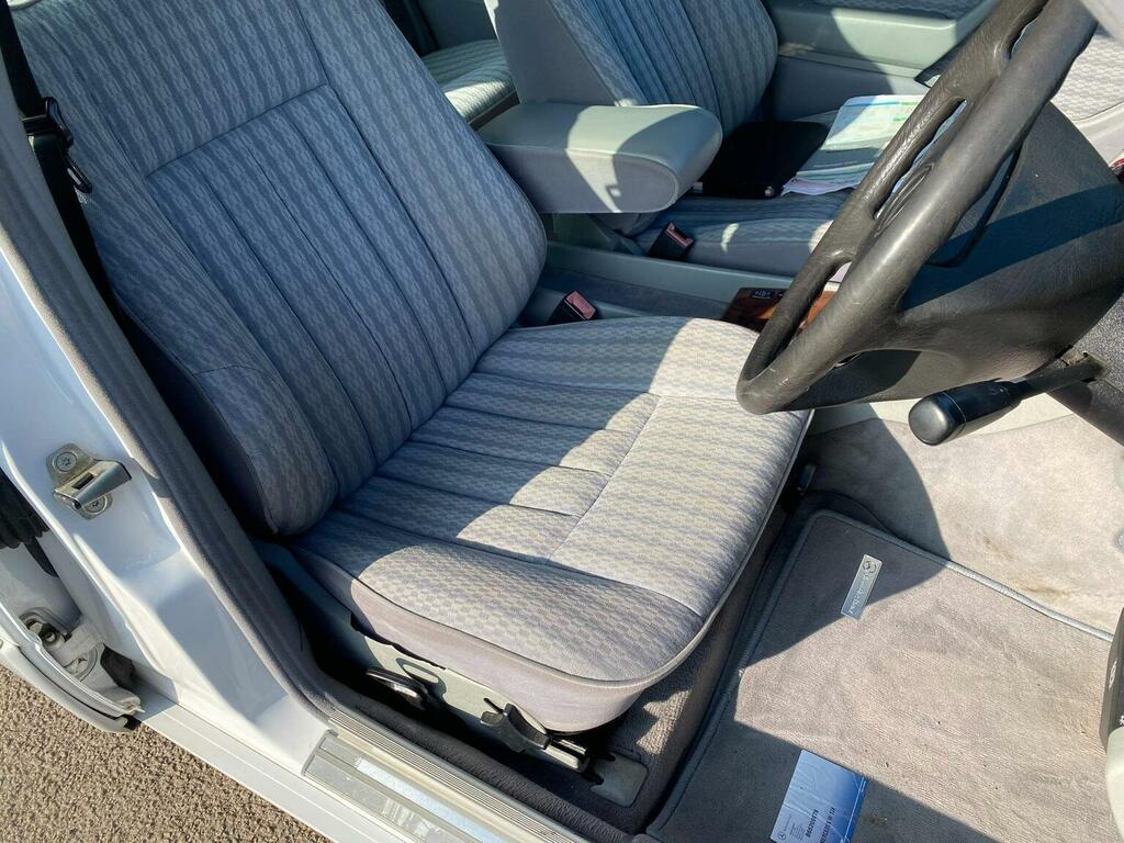 Mercedes-Benz 220 2.2 16V E White #4
