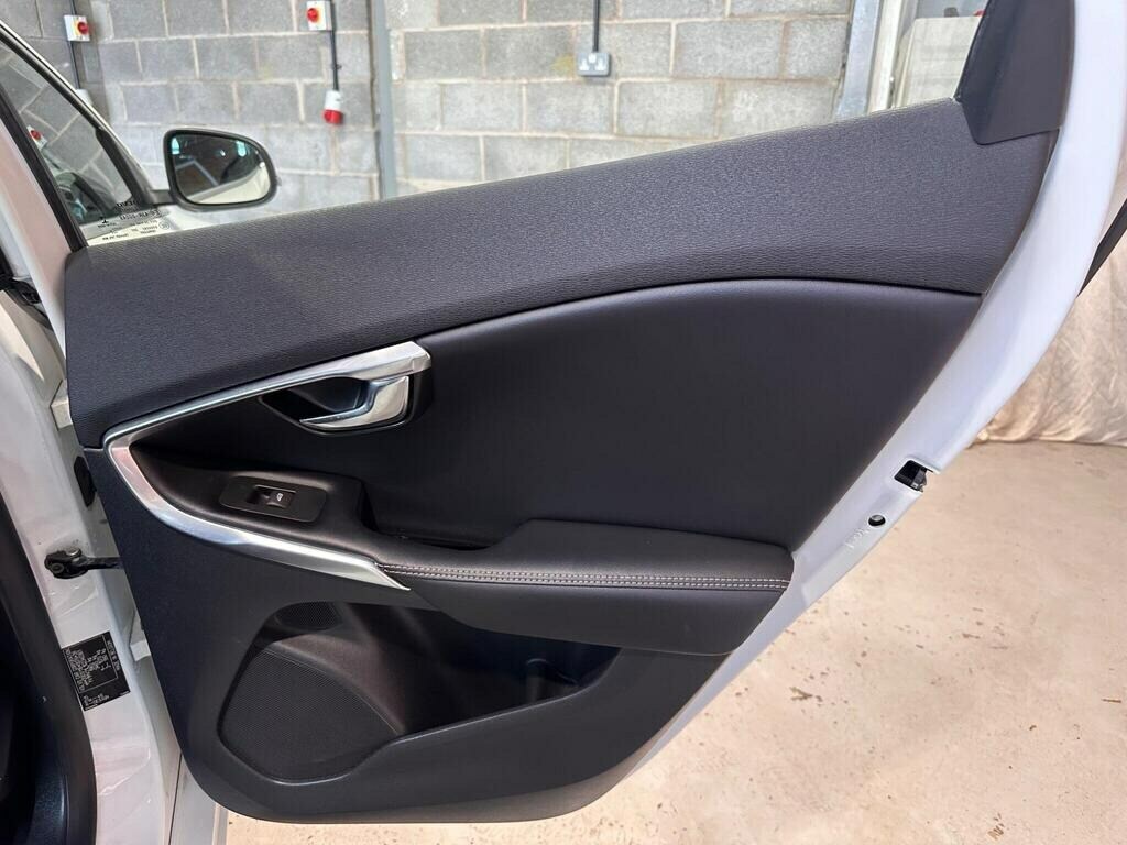 Volvo V40 V40 Momentum Nav T2 Black #39