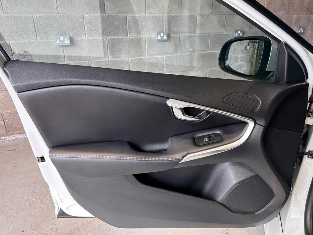 Volvo V40 V40 Momentum Nav T2 Black #49