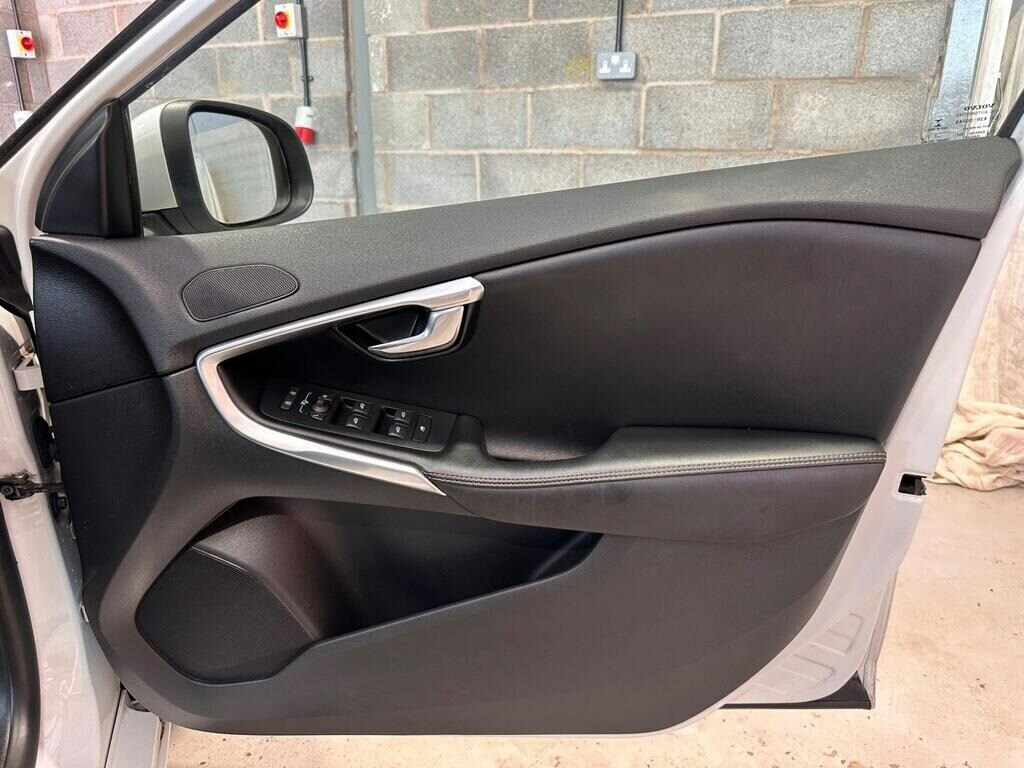 Volvo V40 V40 Momentum Nav T2 Black #17