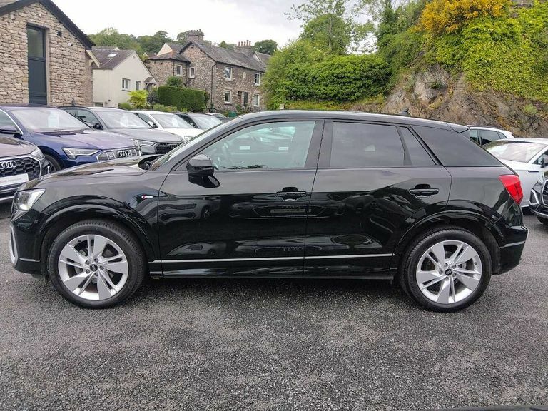 Audi Q2 S Line 35 Tfsi 150 Ps S Tronic DF73SRZ Black #4