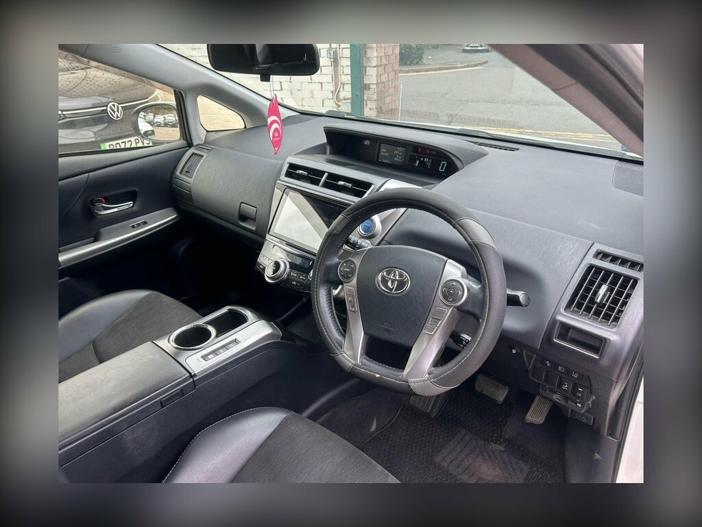 Toyota Prius+ Hybrid White #8