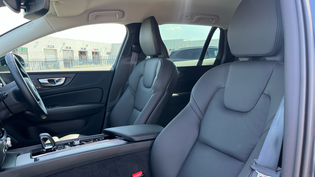 Volvo V60 B4 Mhev Plus Black #23