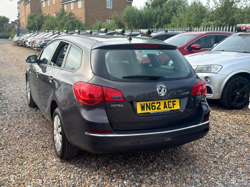 Vauxhall Astra 1.4 16V Exclusiv Sports Tourer Euro 5 #3