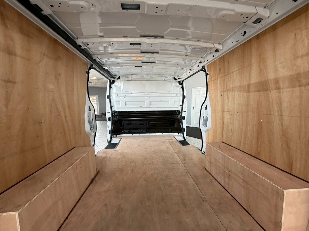 Renault Trafic 2L Advance MC74GXW White #2