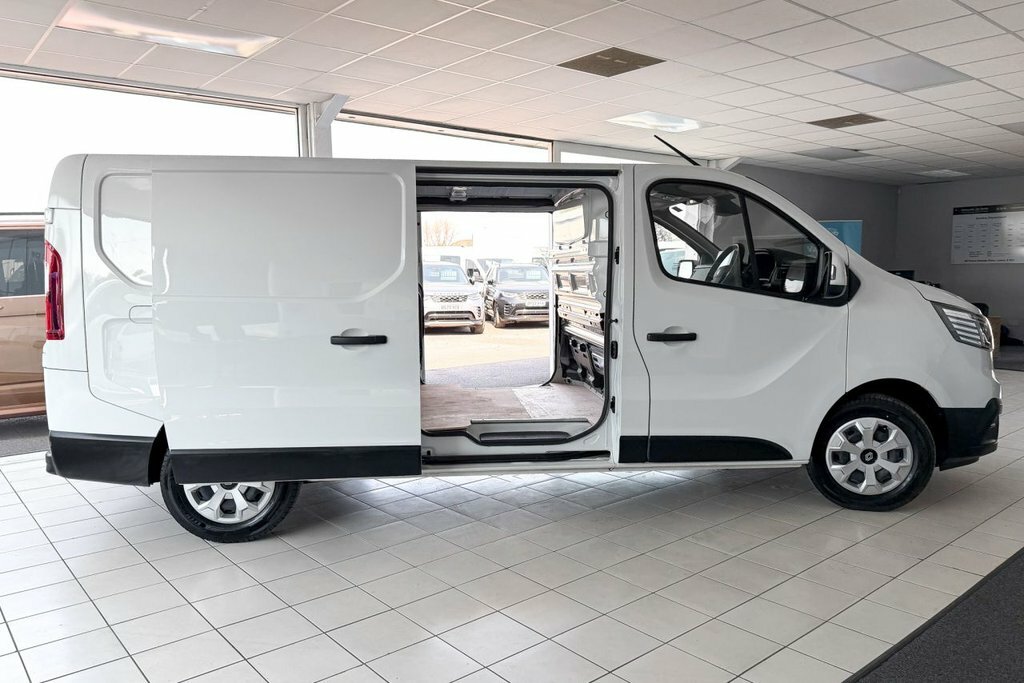 Renault Trafic 2L Advance MC74GXW White #4
