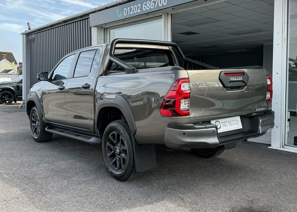 Toyota HILUX 2.8L Invincible X Brown #4