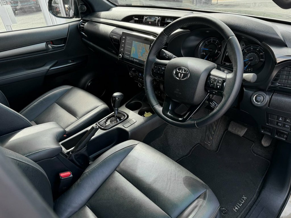 Toyota HILUX 2.8L Invincible X Brown #3
