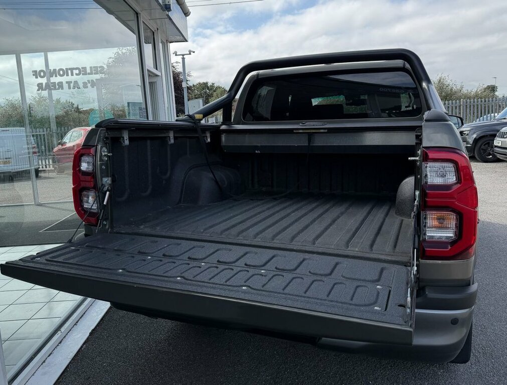 Toyota HILUX 2.8L Invincible X Brown #2