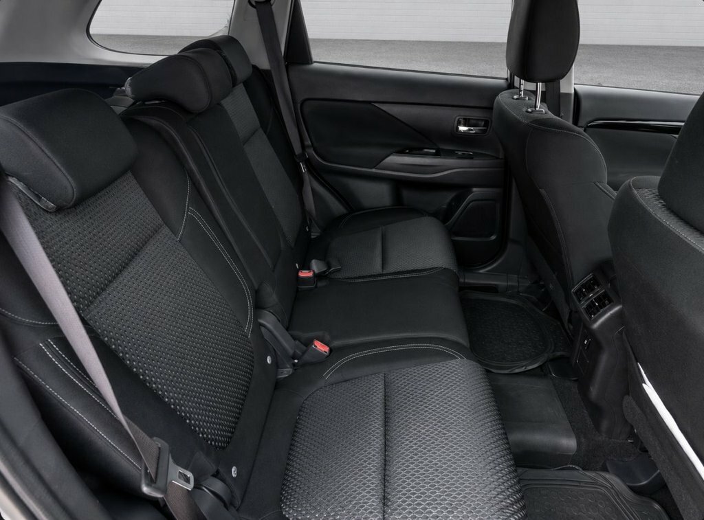 Mitsubishi Outlander 2.4L Design White #6
