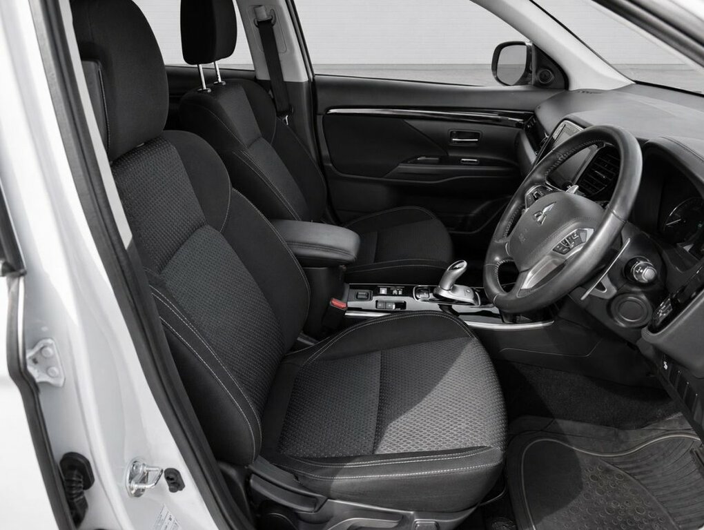 Mitsubishi Outlander 2.4L Design White #5