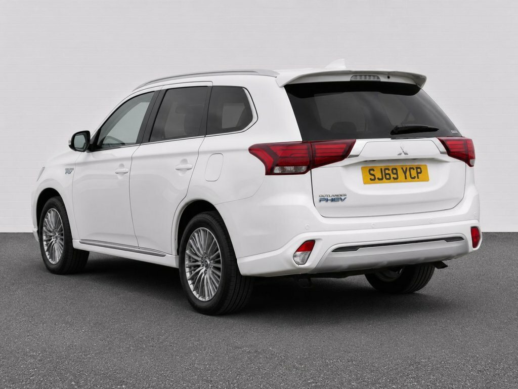 Mitsubishi Outlander 2.4L Design White #3