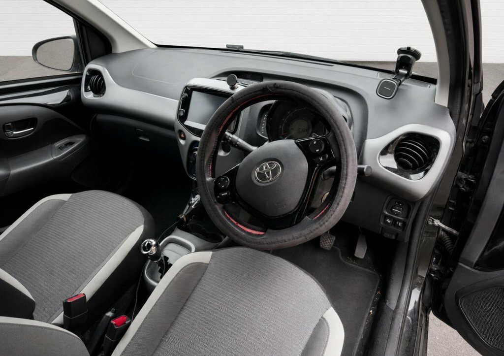 Toyota Aygo 1L X-play Black #4
