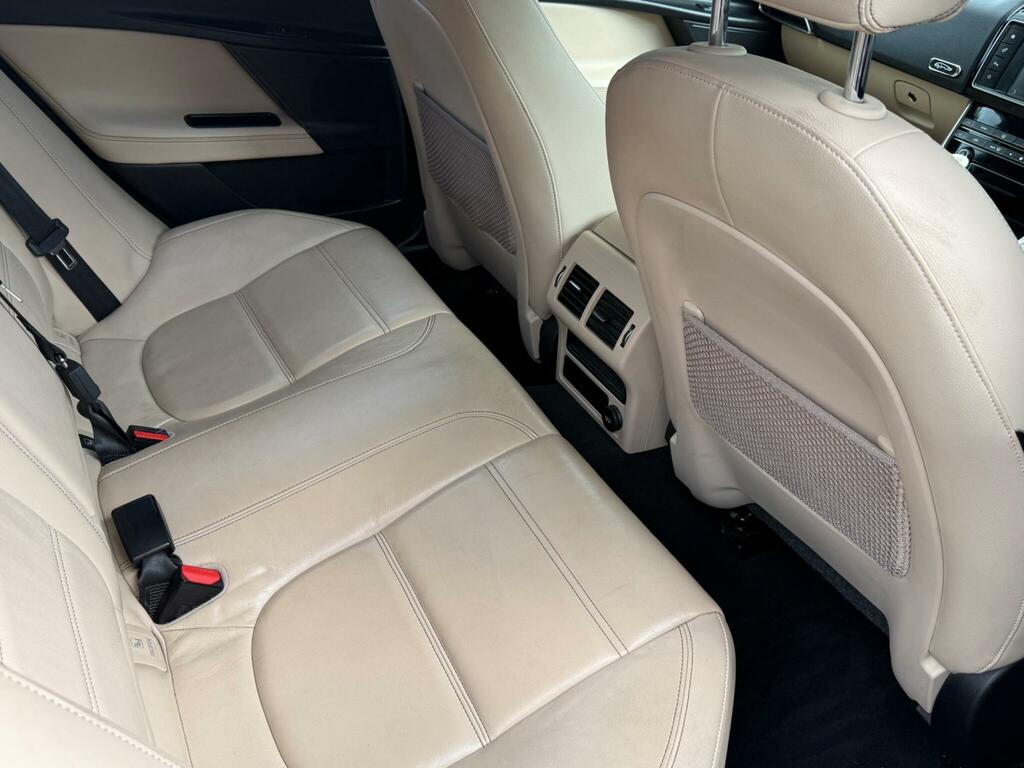 Jaguar XE Xe R-sport D White #33