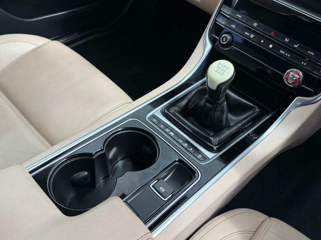 Jaguar XE Xe R-sport D White #25