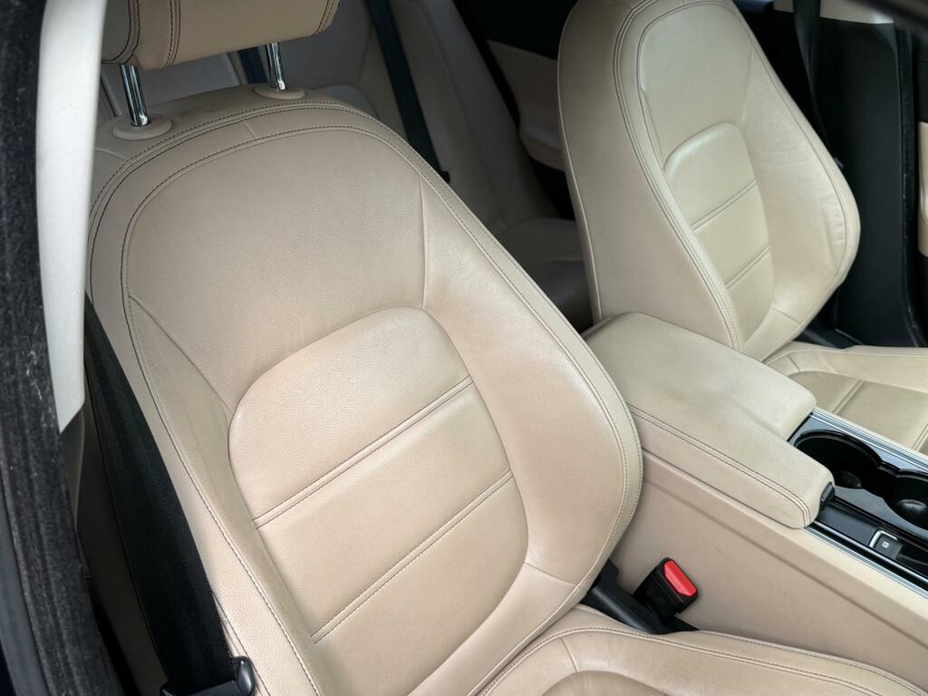Jaguar XE Xe R-sport D White #31