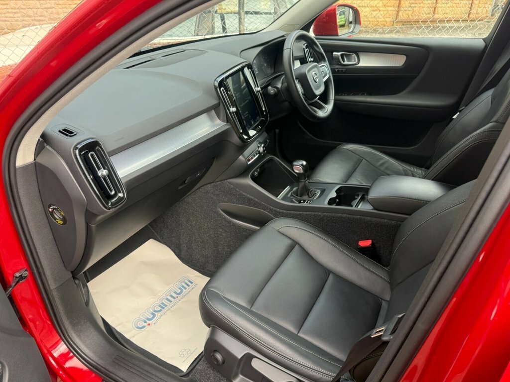 Volvo XC40 1.5L Momentum Red #6