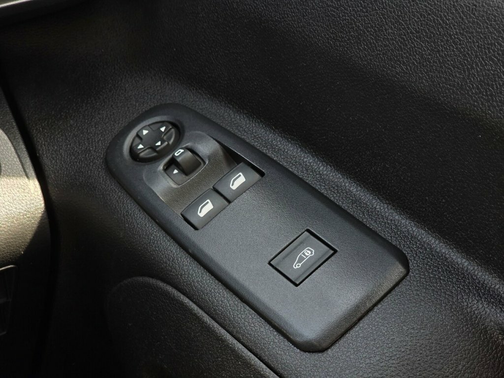Peugeot Partner Mpv White #14