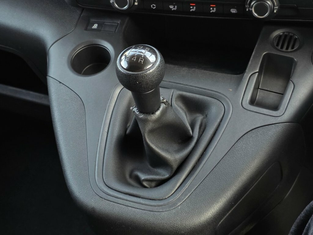 Peugeot Partner Mpv White #16